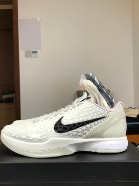 Nike Men’s White Athletic Sneakers with Black Swoosh